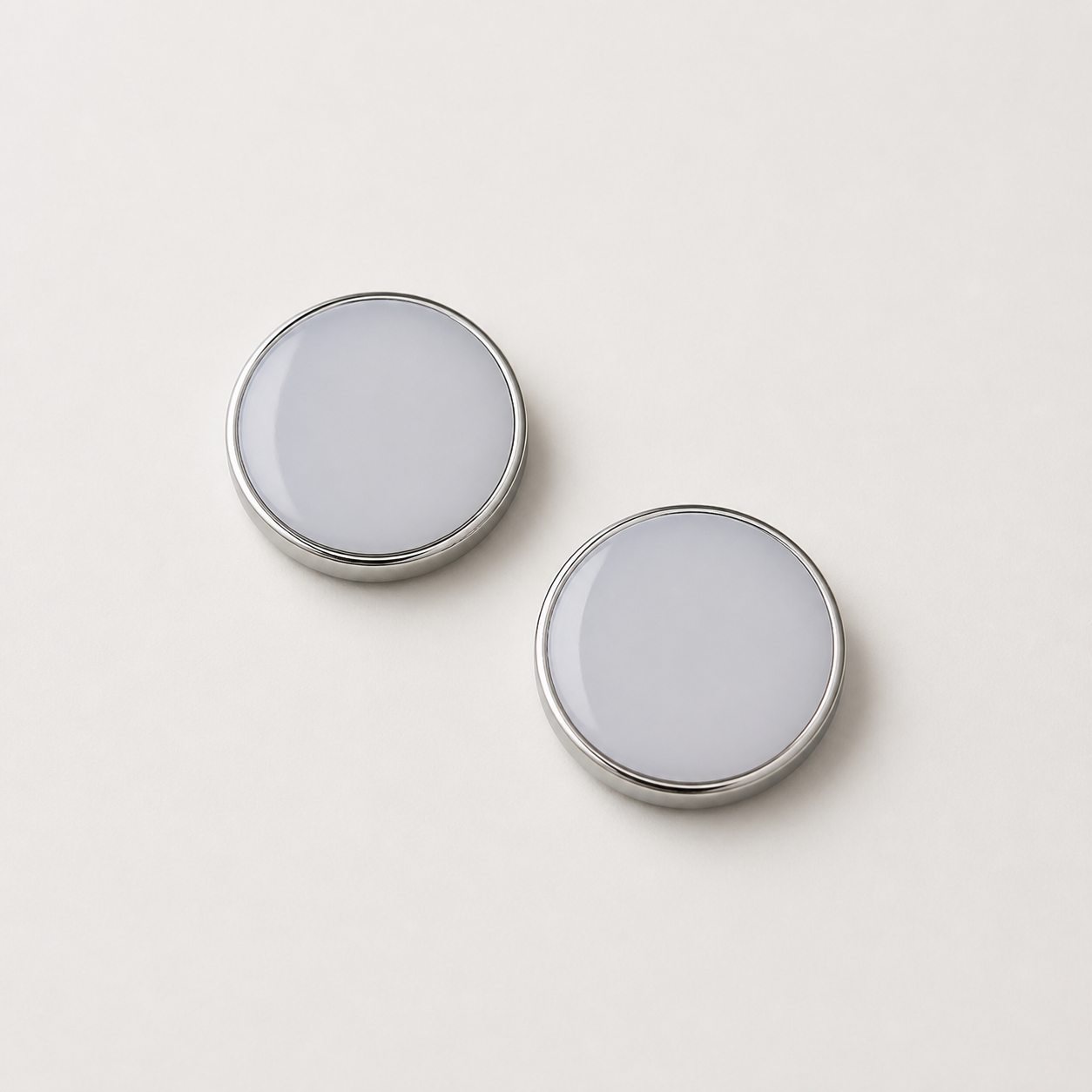 Silver white round hijab magnet set with polished silver rim