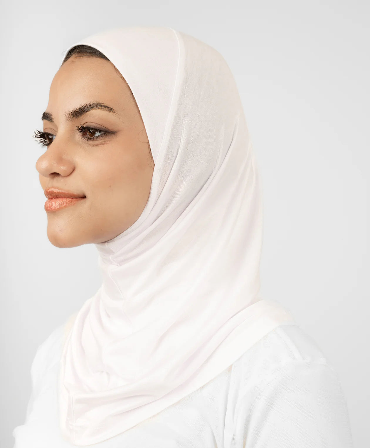 Offwhite Syrian full-neck underscarf worn by a model, smooth stretch fit with neck coverage — JAIDA
