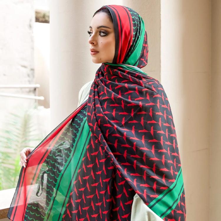 Model wearing Jabalia viel