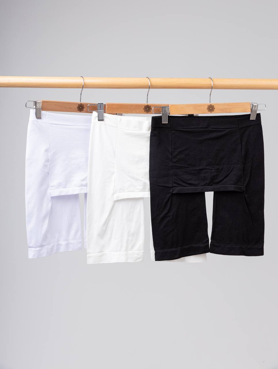 Jaida Modesty Shorts – Skirt Guard in black and white