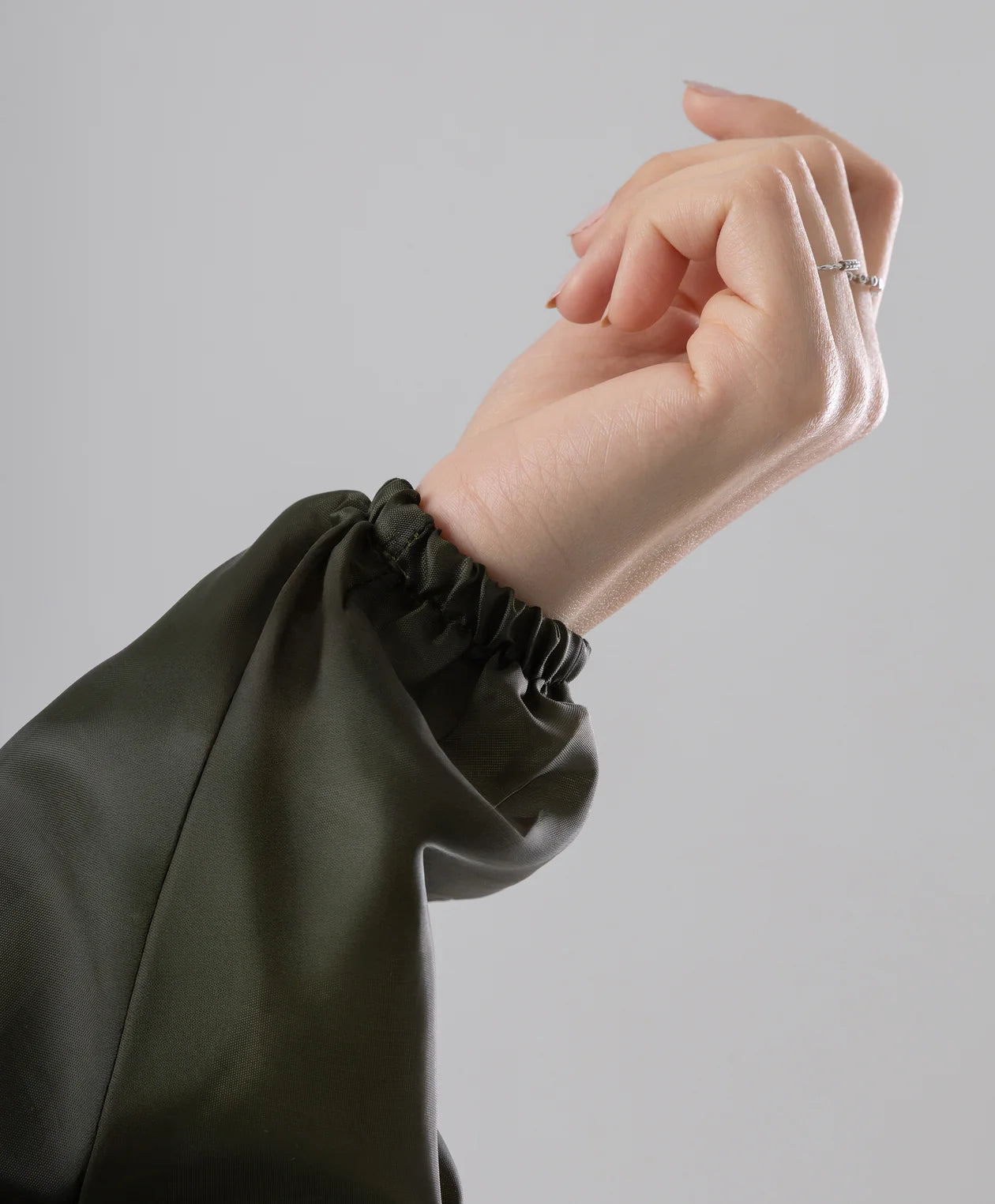 Close-up of the ultra-thin waterproof fabric and stitching on the black portable isdal — JAIDA