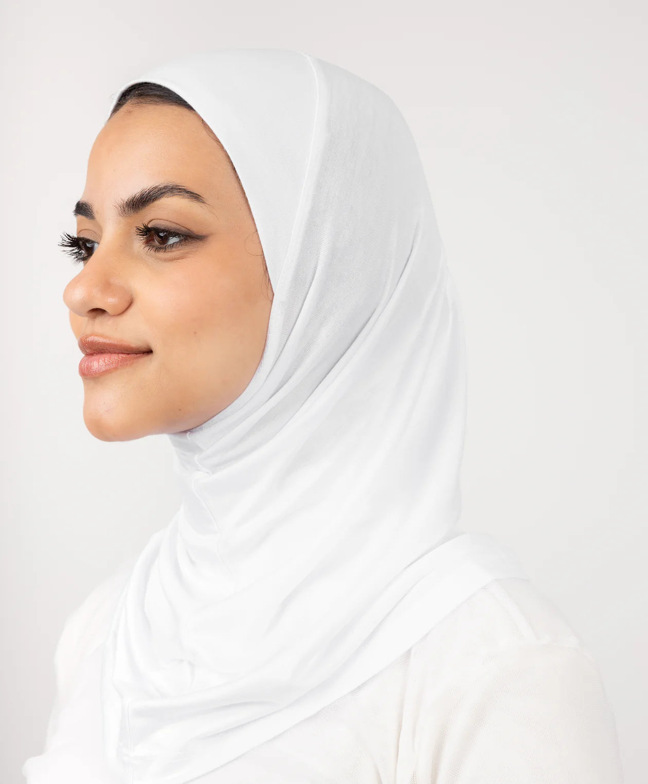 White Syrian full-neck underscarf worn by a model, showing the built-in neck coverage — JAIDA